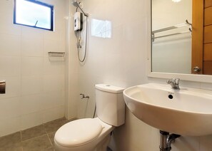 Shower, rainfall showerhead, free toiletries, towels