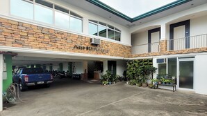 Un edificio de dos pisos con fachada de piedra y un letrero que dice "FLEET HEADQUARTERS".