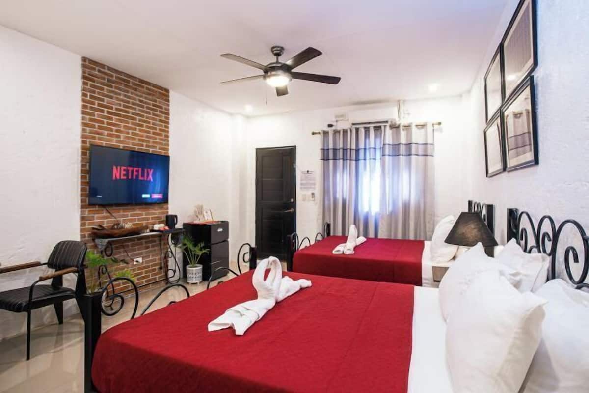 1 quarto, escrivaninha, cortinas blackout