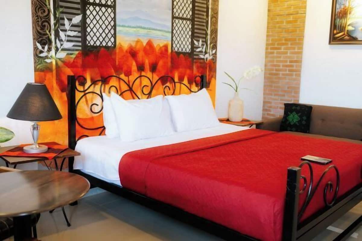 1 quarto, escrivaninha, cortinas blackout