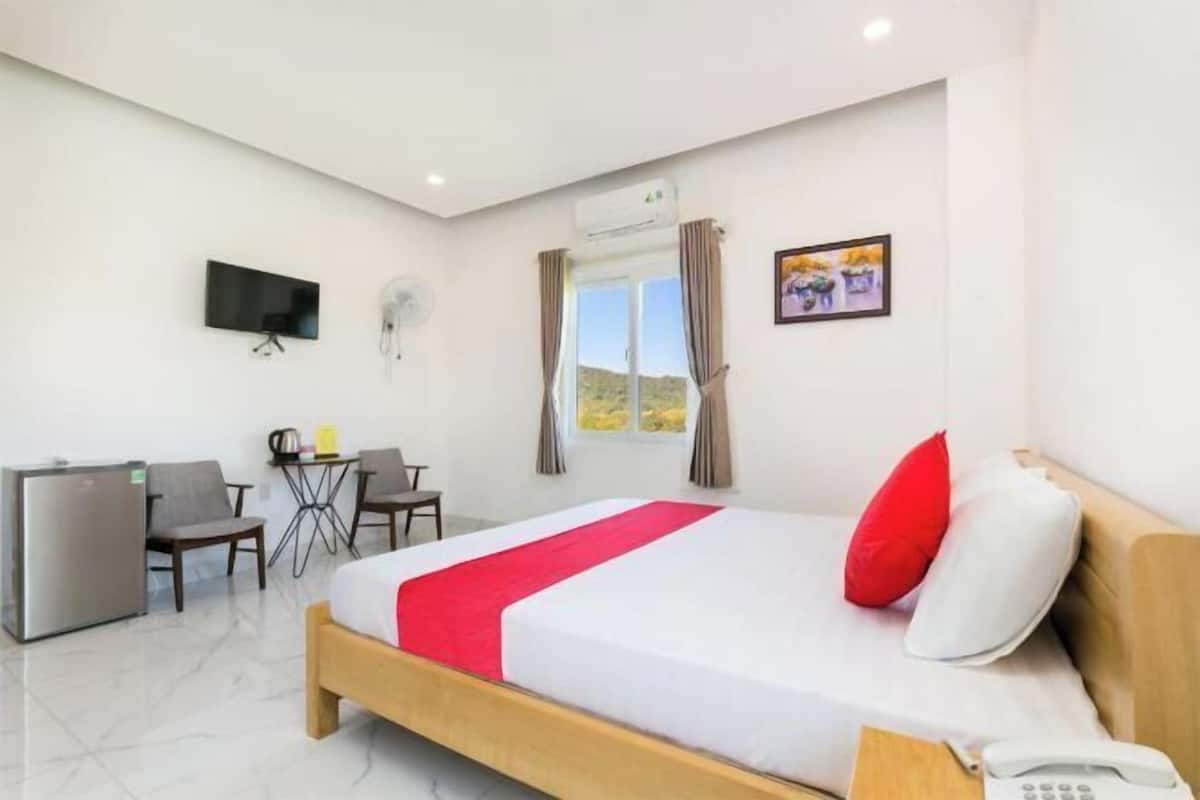 Desk, soundproofing, free WiFi, bed sheets