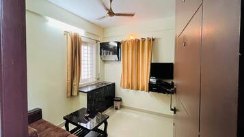Standard Room | Desk, blackout curtains, free WiFi, bed sheets