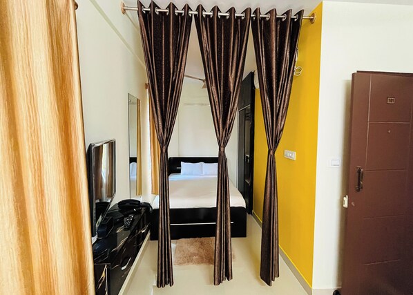 Standard Room | Desk, blackout drapes, free WiFi, bed sheets