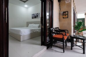 Desk, free WiFi, bed sheets