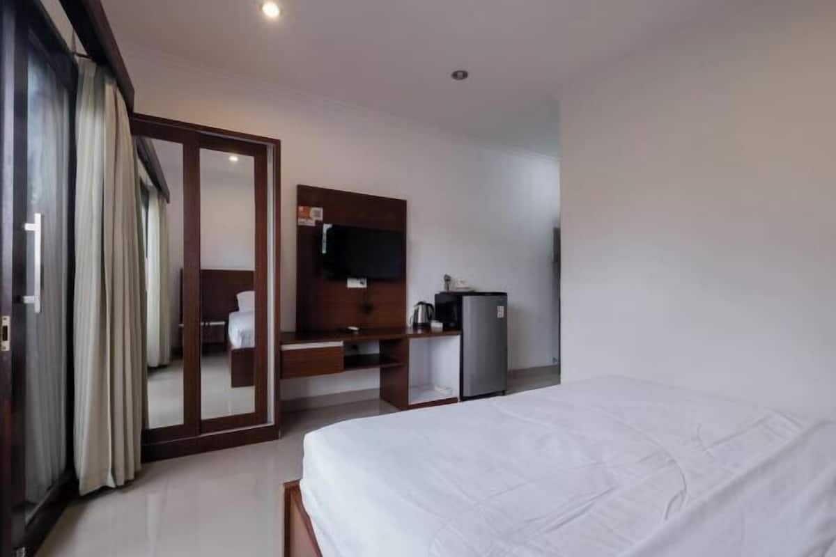 Een bureau, gratis wifi, beddengoed