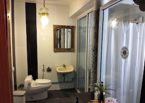 A bathroom with a toilet, sink, and a shower area. - Ruenthai Ayutthaya Resort And Restaurant (Ayutthaya)