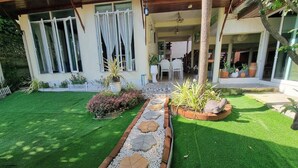 Un giardino curato con un vialetto in pietra che conduce all'ingresso di un edificio.
