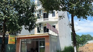 A hotel with a balcony, air conditioning units, and a signboard. - Thanh Hang Hotel (Ho Chi Minh City)