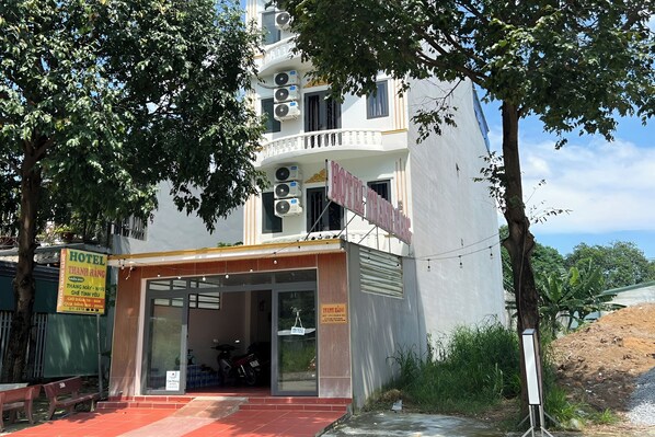 A hotel with a balcony, air conditioning units, and a signboard. - Thanh Hang Hotel (Ho Chi Minh City)