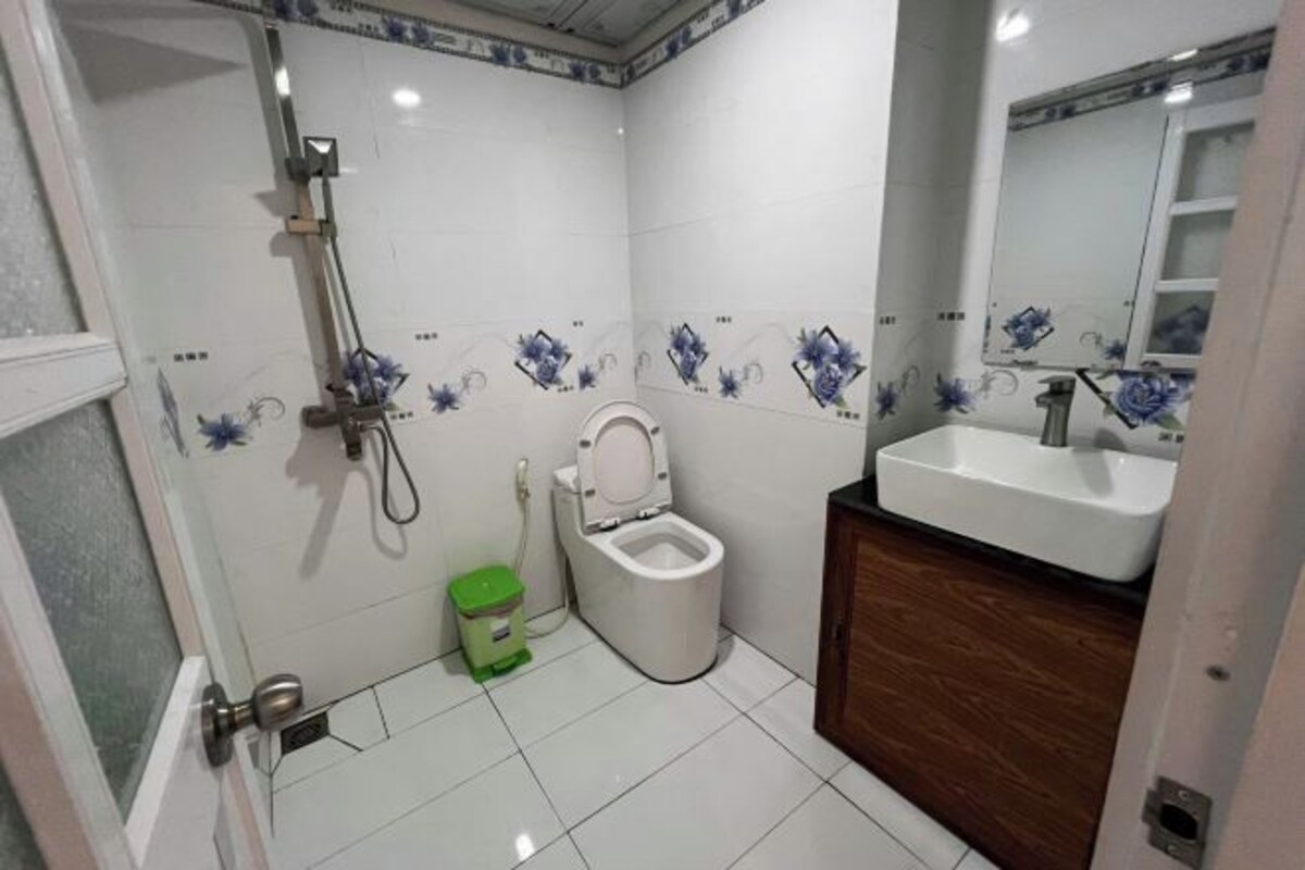 Une salle de bain avec des toilettes, une douche et un lavabo.