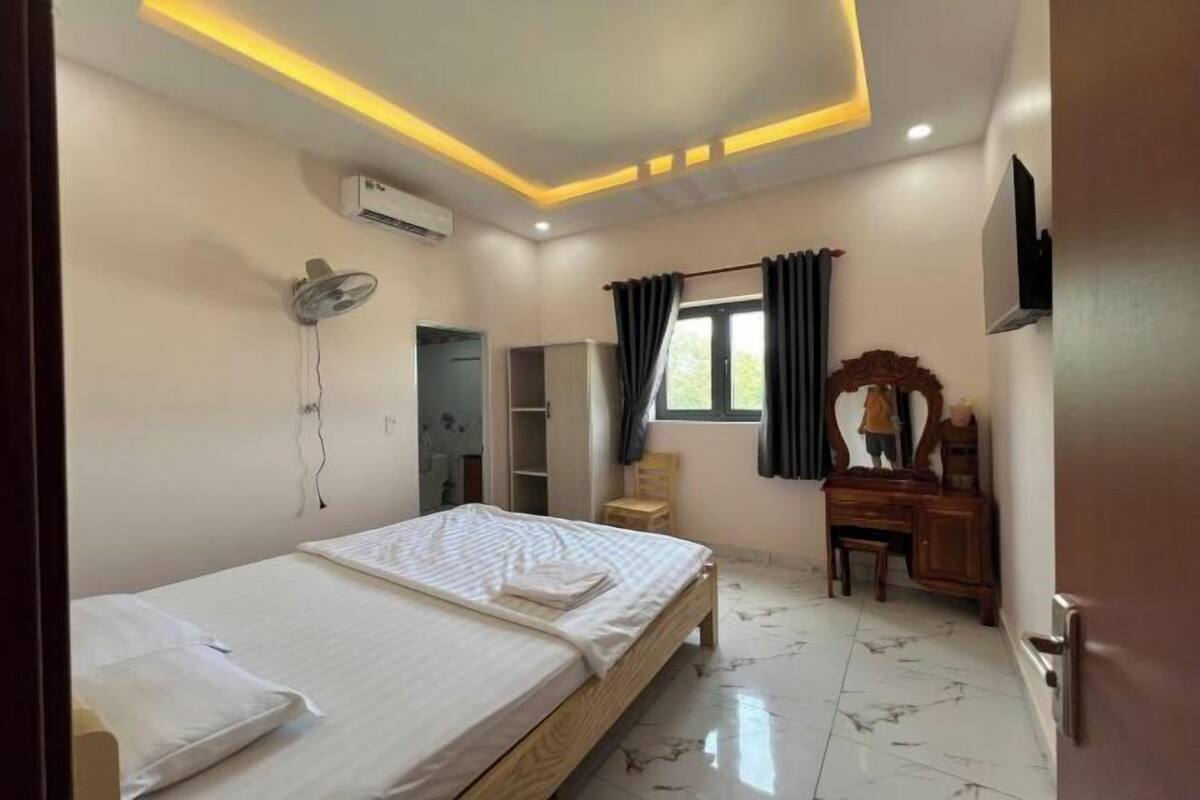 Desk, free WiFi, bed sheets