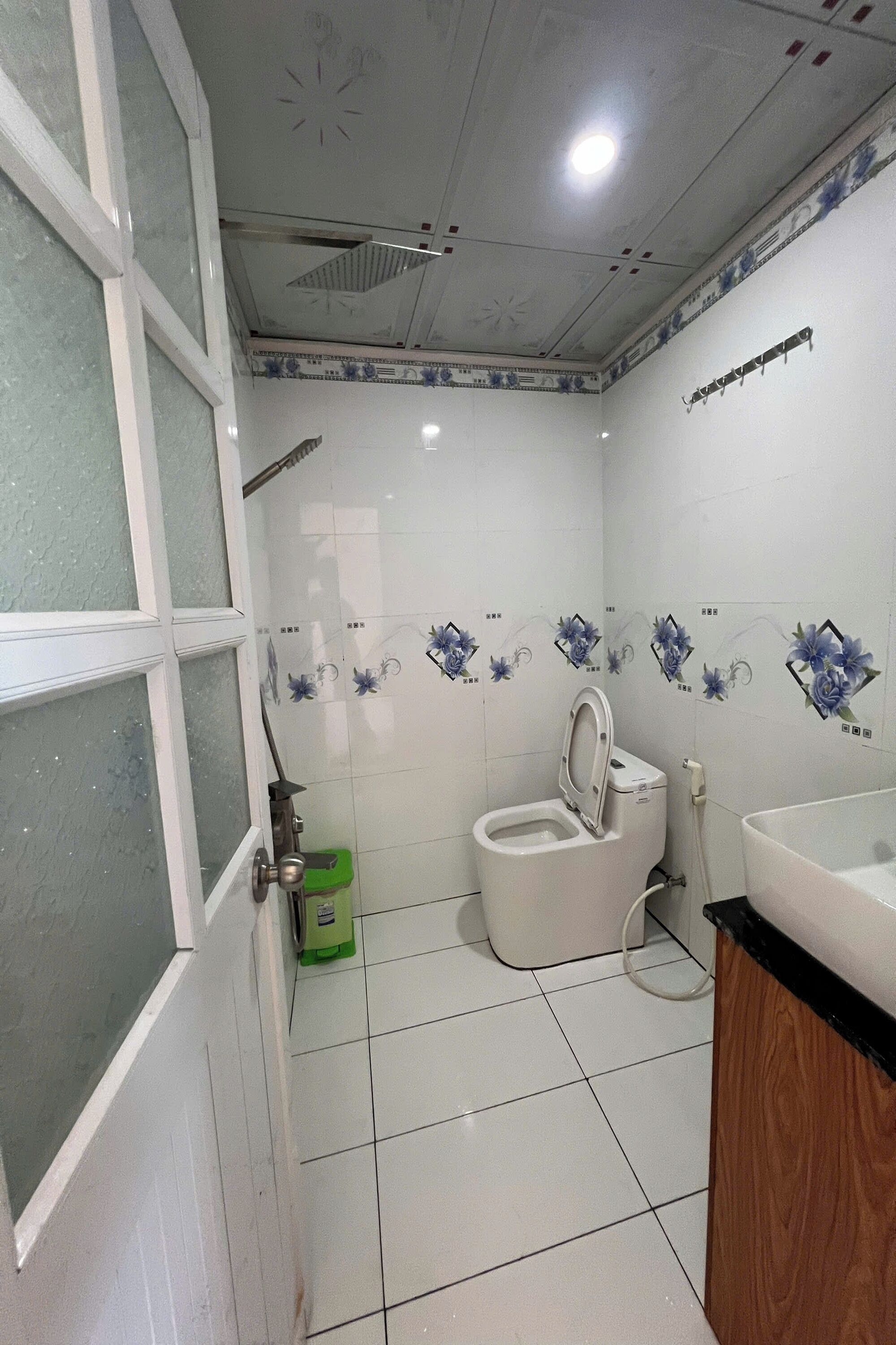 Ein Badezimmer mit Toilette, Waschbecken und Dusche.
