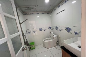 Shower, rainfall showerhead, free toiletries, hair dryer
