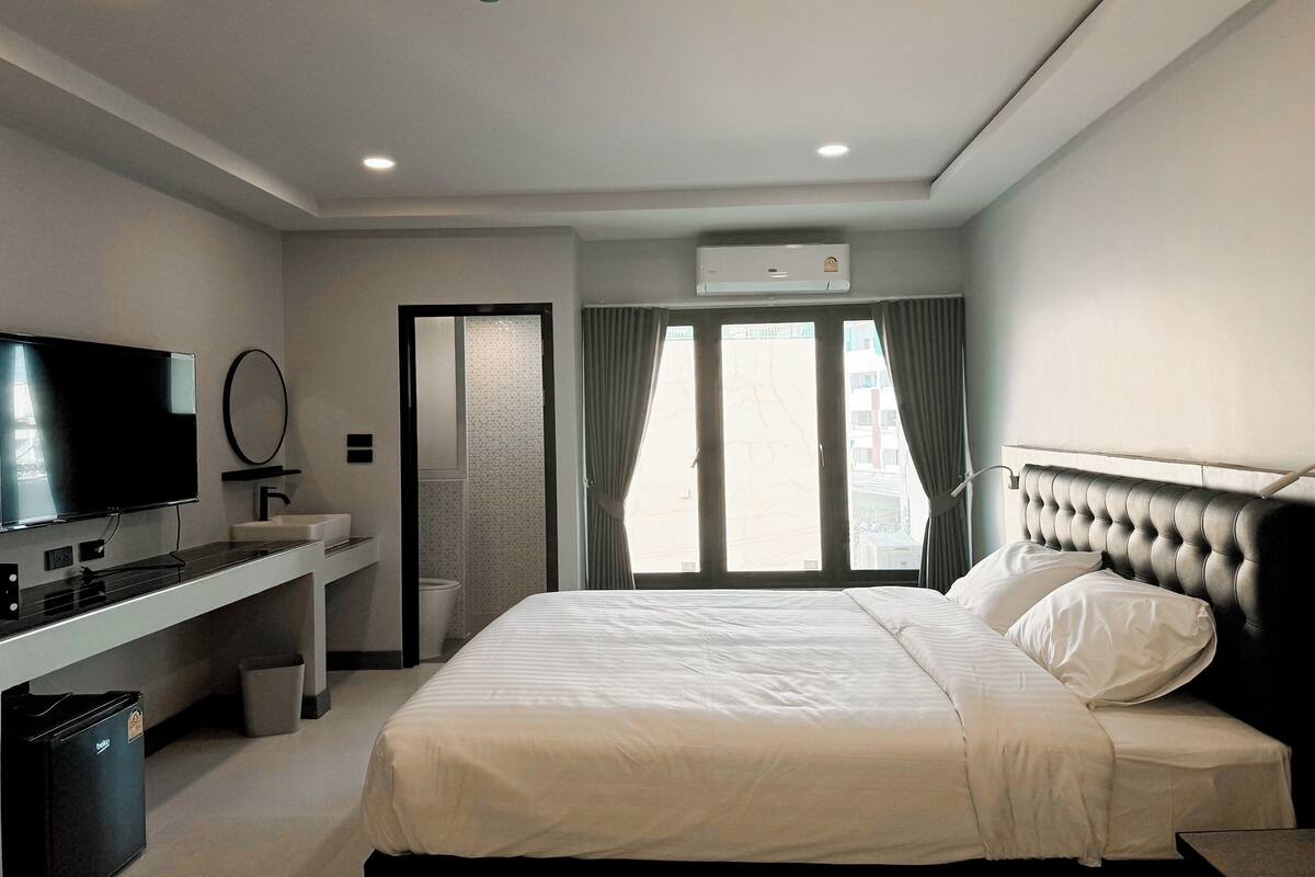 Minibar, odada kasa, ücretsiz kablosuz İnternet, çarşaf takımı