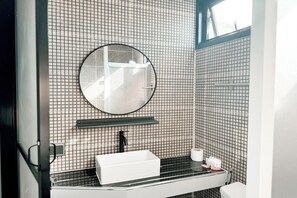 Camera Standard | Bagno | Doccia, soffione a pioggia, set di cortesia gratuito, pantofole