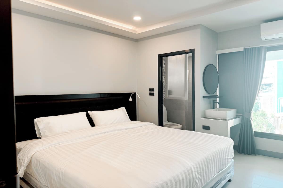 Minibar, in-room safe, WiFi (free), bed sheets