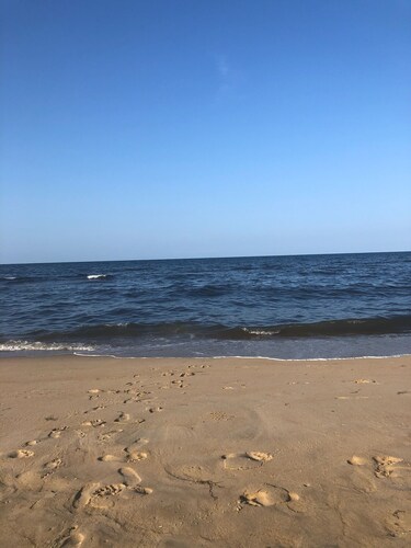 RRRRAD Room by the beach with AC and Heat if needed in Norfolk. Big TV Too