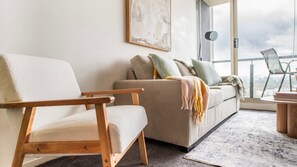 Smart TV - Stylish Cosy Gem w Pool, Tennis Court, & Parking (Melbourne)