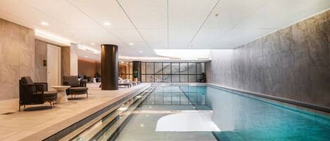 من حمّامات السباحة المغطاة