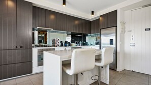 Geladeira, micro-ondas, fogão, cooktop