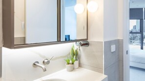 シャワー、ヘアドライヤー、タオル