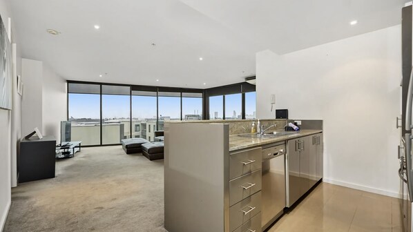 Réfrigérateur, four, plaque de cuisson, grille-pain