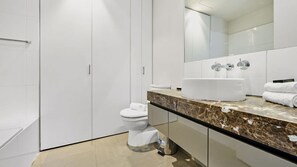 Shower, towels - Portside Bliss Your Urban Escape in Melbourne (Port Melbourne)