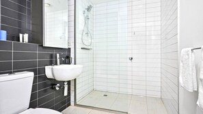 Ducha, secador de pelo y toallas