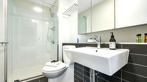 Douche, sĂšche-cheveux, serviettes fournies