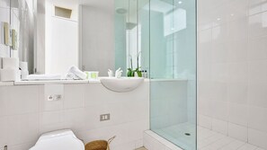 Een douche, een haardroger, handdoeken
