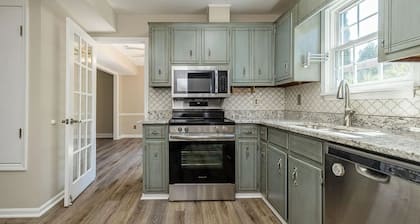 Convenience+Convenience=Charming 3 bedroom house with WiFi,AC in pleasant Evans