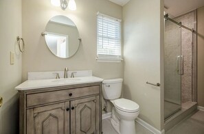 Secadora de cabello, toallas, jabón, papel de baño 