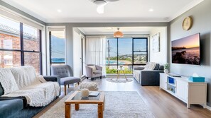 Smart TV - Spectacular Ocean View Home in Bombo (Bombo)