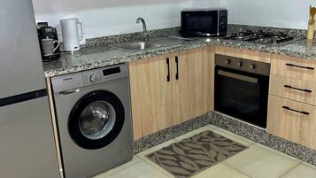 Tủ lạnh, lò vi sóng, dụng cụ pha cà phê/trà, máy xay thực phẩm