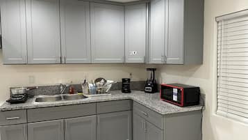 Economy Shared Dormitory | Shared kitchen facilities | Oven