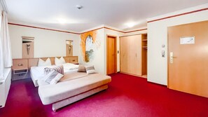 1 bedroom, WiFi, bed sheets - Comfortable and versatile room -perfect for relaxation, work and exchange (Winterberg)
