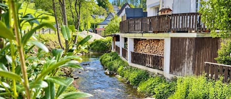 Un quartier résidentiel avec un ruisseau, des clôtures en bois et des maisons.