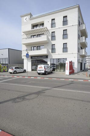 Un bâtiment moderne dont la façade porte l’inscription « YankeeLand ».