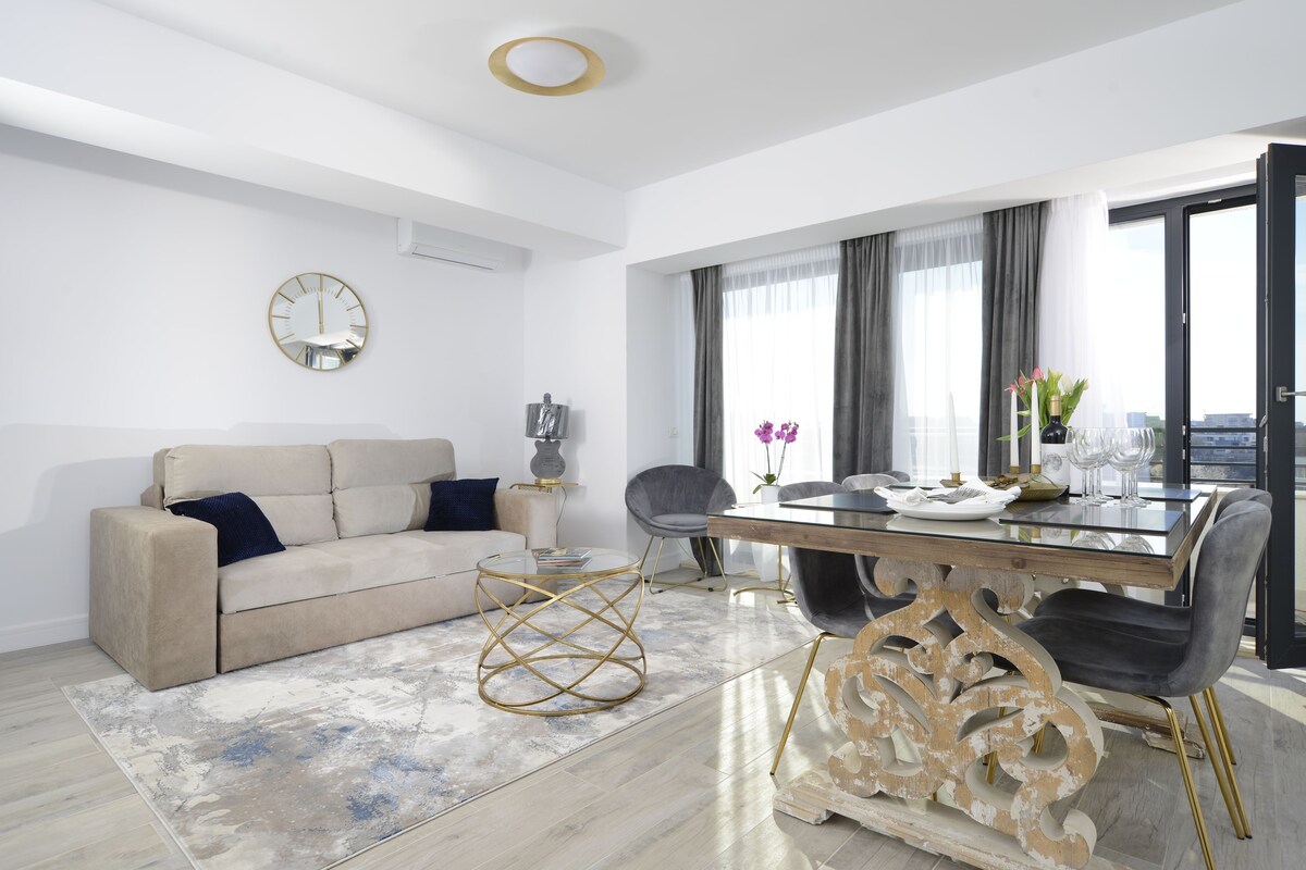 Un salon moderne avec un canapé, une table basse et une table à manger.