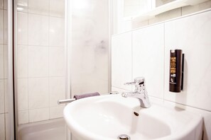 Regadera, secadora de cabello, jabón 