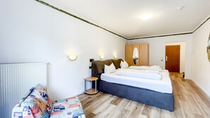 A bedroom with a bed, bedside tables, a wardrobe, and a radiator. - A comfortable and versatile room—perfect for relaxation, work, and socializing (Winterberg)
