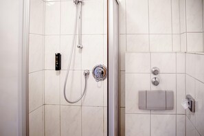 تجهيزات دش، مجففات شعر، صابون