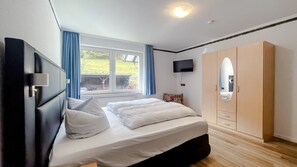 1 bedroom, WiFi, bed sheets - Comfortable and versatile room -perfect for relaxation, work and exchange (Winterberg)