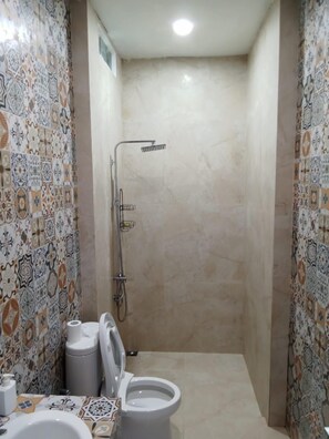 Comfort Room | Bathroom | Shower, free toiletries, towels, soap - Villa Kiprey (Karangasem)