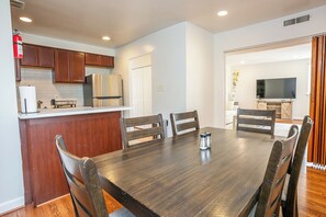 Comfort Apartment, Balcony | In-room dining - Comfy and Cozy - Min from National Mall (Arlington)