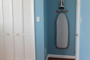 Comfort Apartment, Balcony | 3 bedrooms, free WiFi, bed sheets - Comfy and Cozy - Min from National Mall (Arlington)
