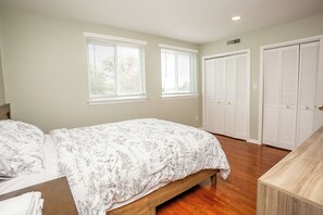 Comfort Apartment, Balcony | 3 bedrooms, free WiFi, bed sheets - Comfy and Cozy - Min from National Mall (Arlington)