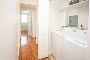 Hallway - Comfy and Cozy - Min from National Mall (Arlington)