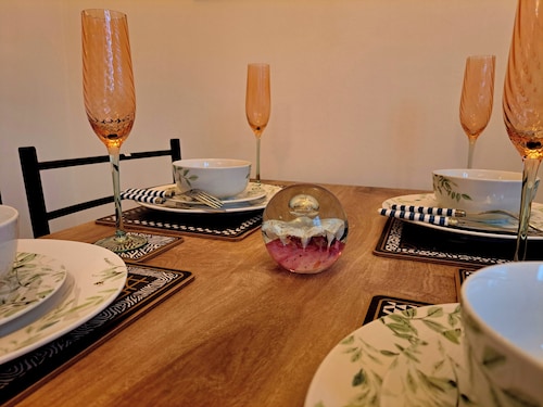 2 Bedroom House in Leeds - Sleeps 5, WiFi, Pets