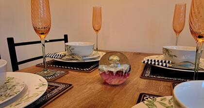 2 Bedroom House in Leeds - Sleeps 5, WiFi, Pets
